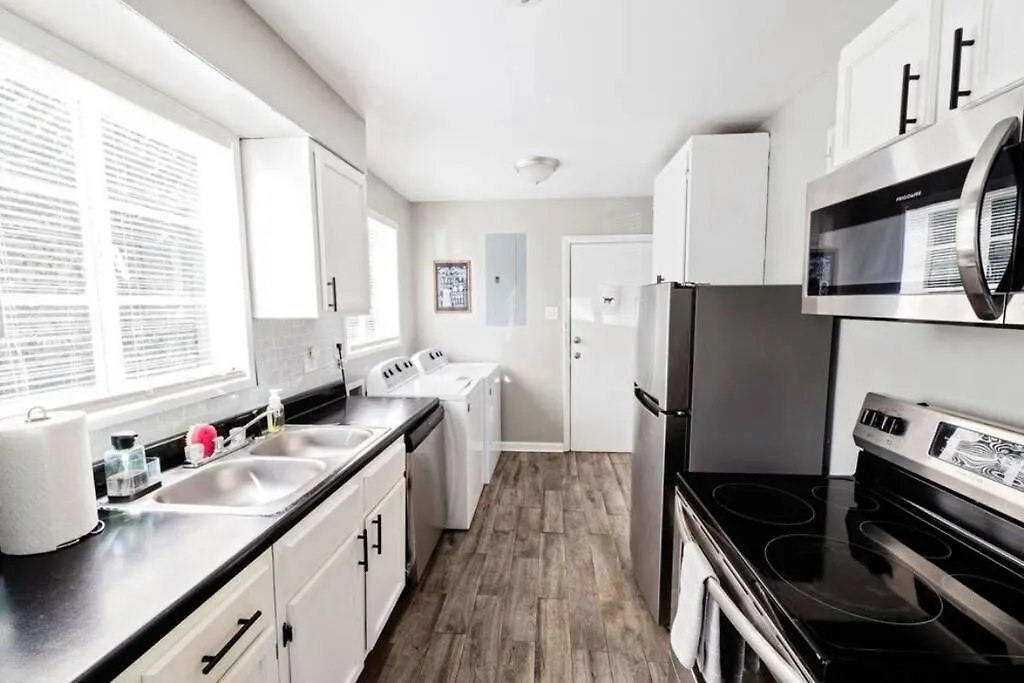 Apartment E, Memphis Home 5 Min From I240W
